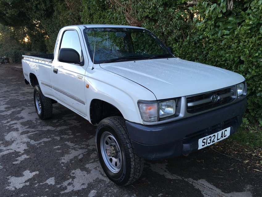 TOYOTA HILUX